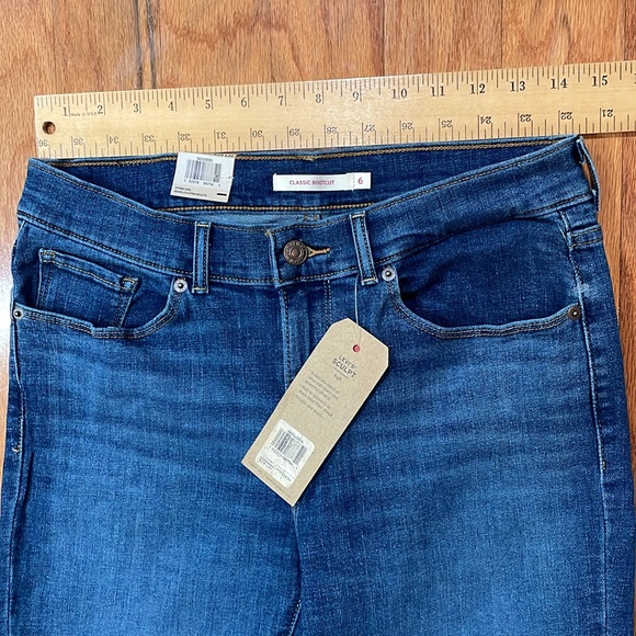 Levi’s Woman’s NWT Classic Bootcut Size 6 Short W28 L30 - Picture 6 of 13